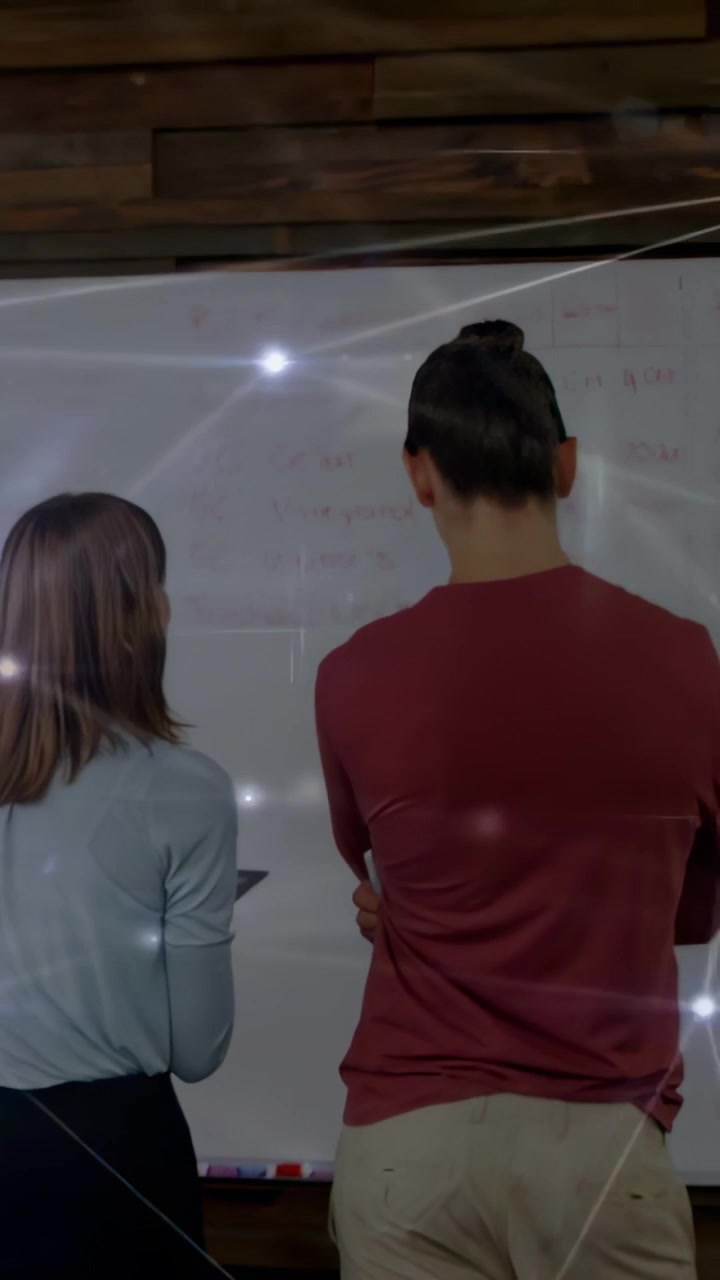 Video verticale: Motivo a quadri che appare, team che studia una lavagna per la pianificazione aziendale mentre un overlay crea effetti di scia.