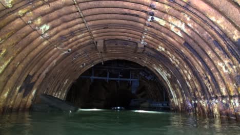 los túneles de silos de misiles medio inundados hacen que el buceo sea aventurero.