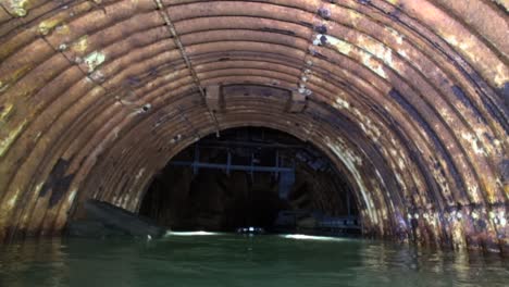 les tunnels de silo de missiles à moitié inondés permettent une plongée aventureuse