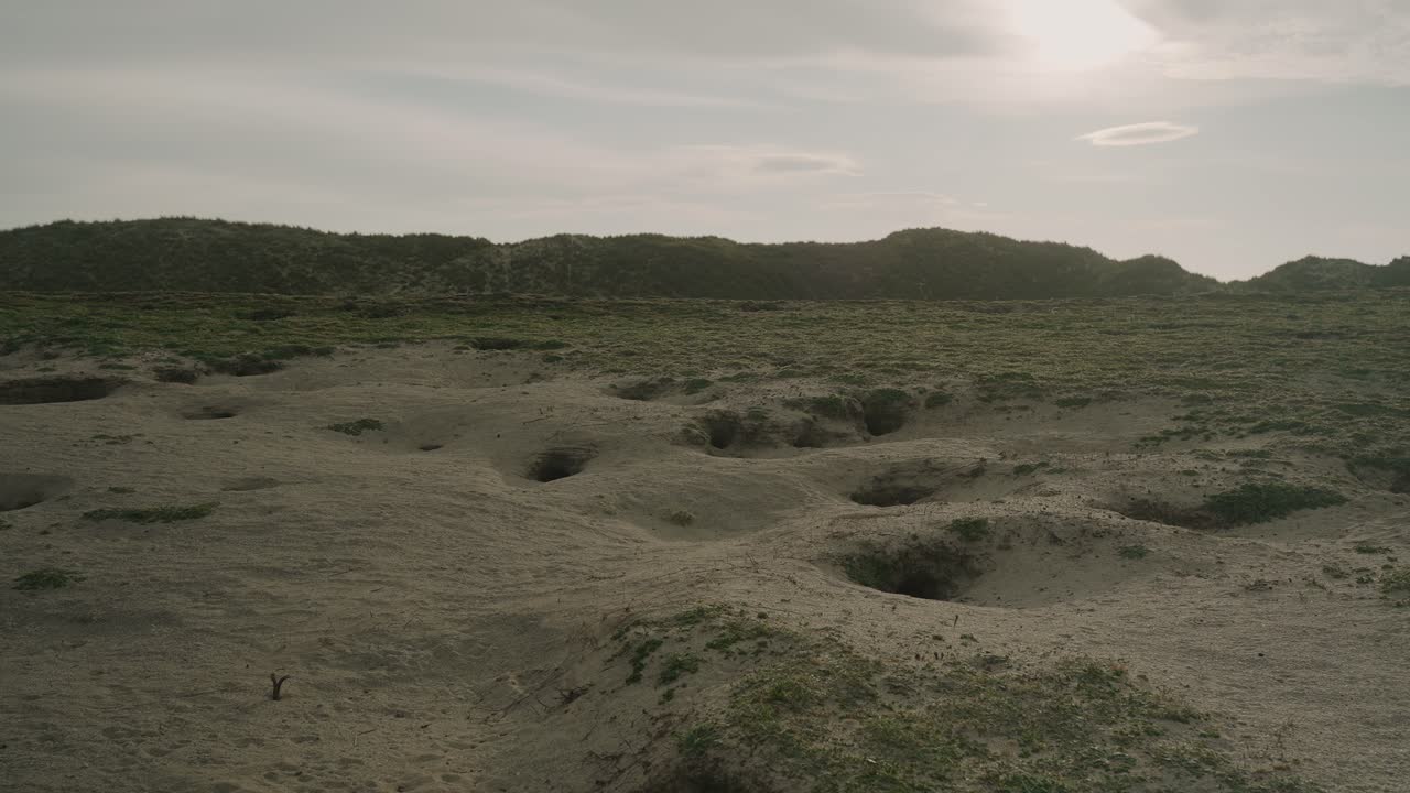 구름이 가득한 하늘 아래 구이 인 모래 풍경