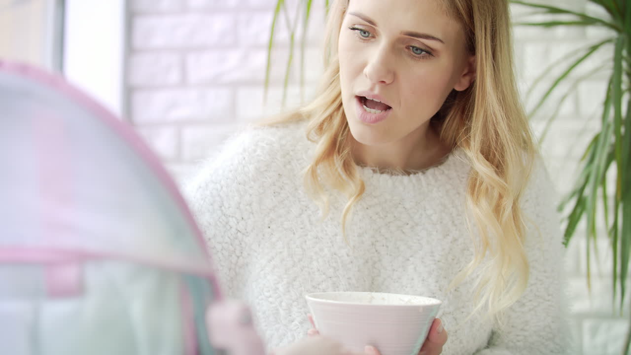 아름다운 여성이 아기에게 먹이를 주고 있습니다.