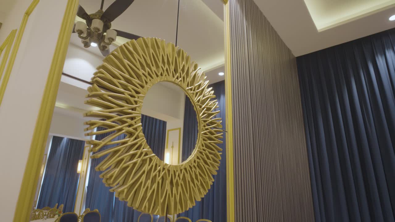 Primo piano di uno specchio rotondo e bellissimo in un banchetto in Pakistan.