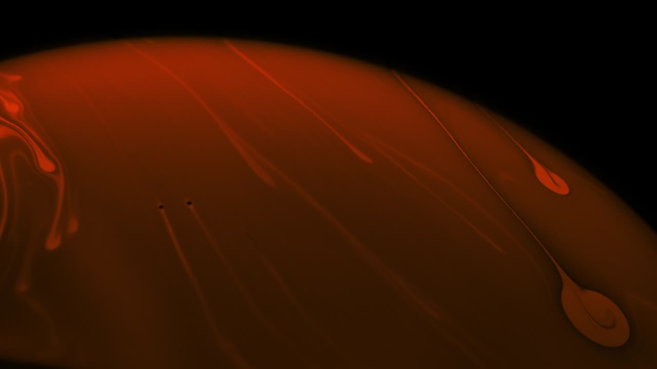 액체 용액에서 아름다운 오렌지색의 선 줄무: 매크로 추상 촬영