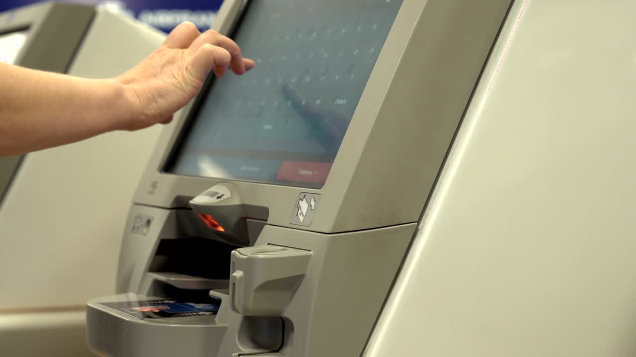 kiosco del aeropuerto pasajeros impresiones tarjeta de embarque