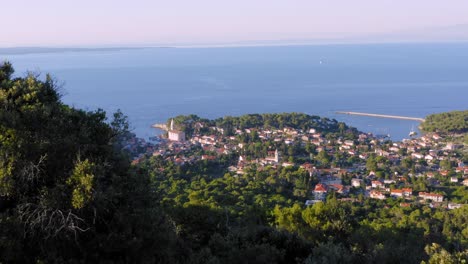 Vista-Aérea-Escénica-Del-Exuberante-Pueblo-De-Veli-Losinj-En-La-Turística-Isla-De-Losinj-En-Croacia-Rodeada-Por-Un-Mar-Azul-Tranquilo