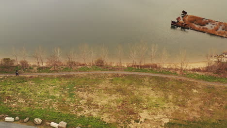 Una-Vista-Aérea-De-Un-Parque-Con-Un-Arroyo-Cercano