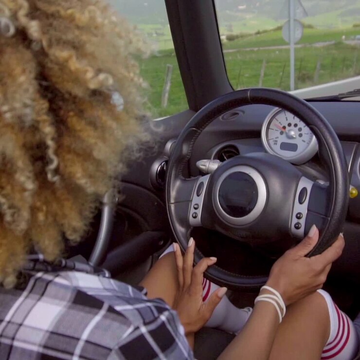 Donna alla guida di una cabriolet
