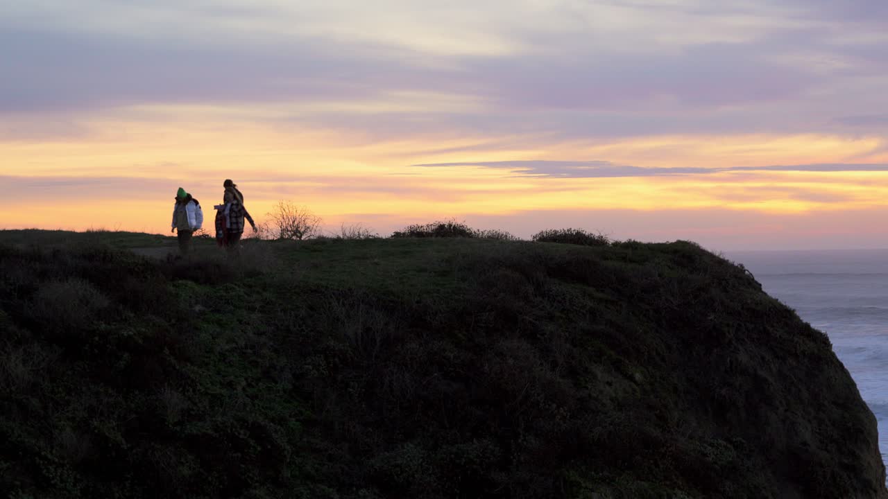 캘리포니아 하프 문 베이에서 놀라운 일몰을 관찰한 후 걸어가는 사람들