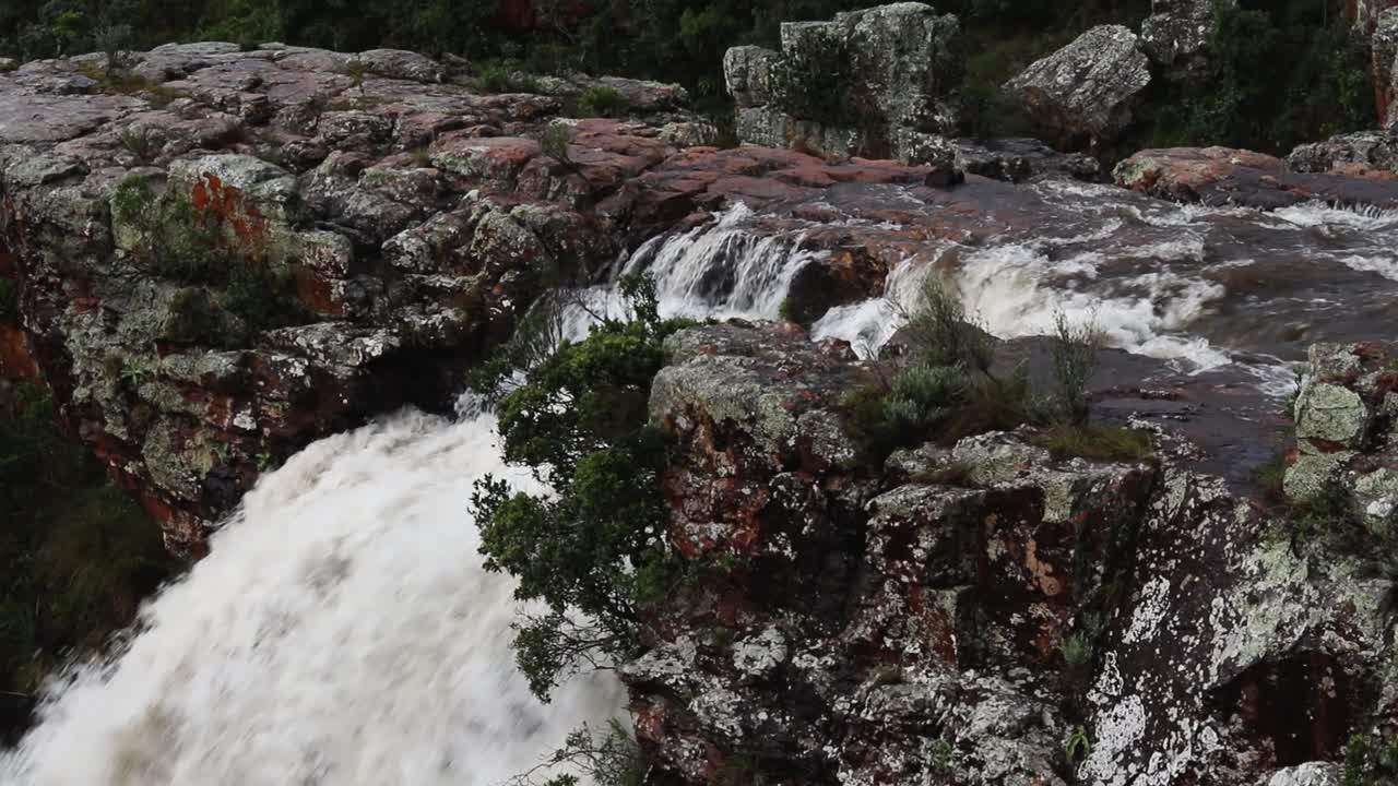 primer plano estático de las cataratas de lisboa central en lisbon creek, grasskop, sudáfrica