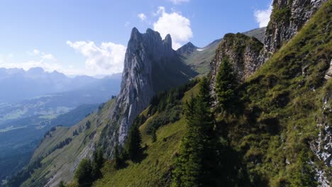 formación rocosa masiva en los alpes suizos, montaña única en un día soleado de verano con prado verde, saxer lucke alpstein