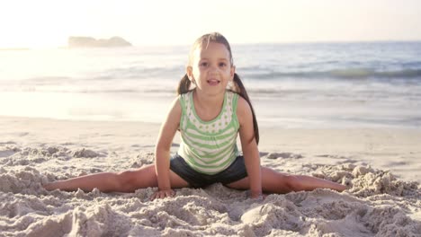 Süßes-Mädchen-Macht-Spagat-Am-Strand