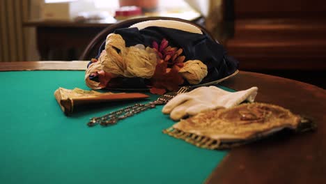 accesorios vintage para damas en una mesa verde