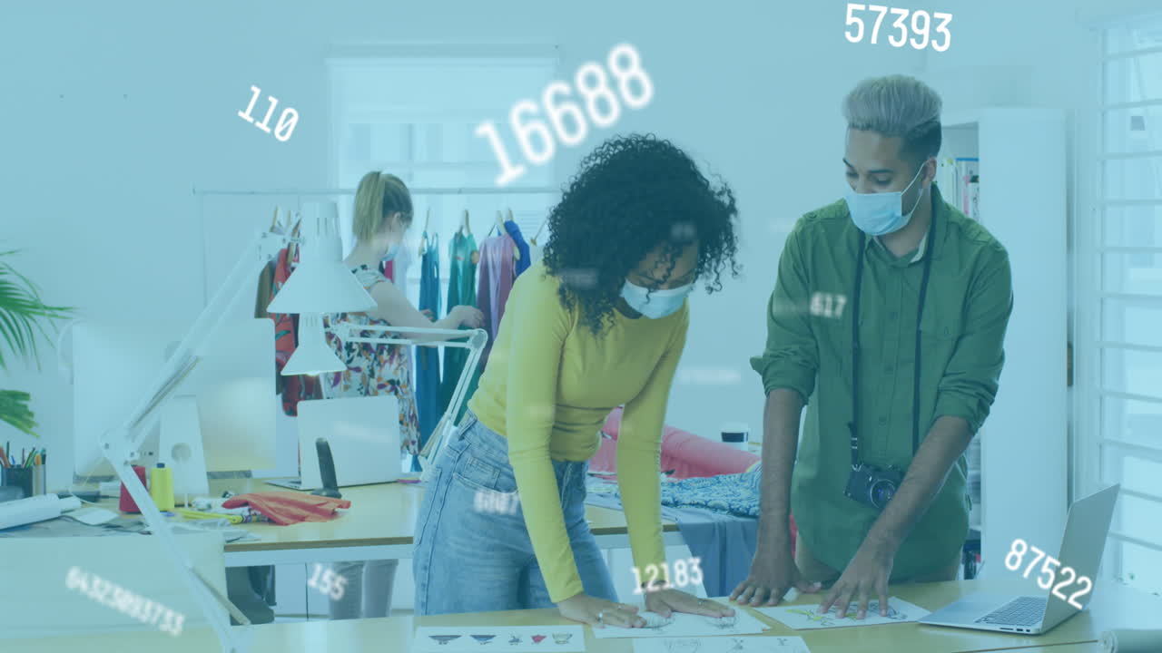 animación de números flotantes con colegas en la oficina usando máscaras faciales