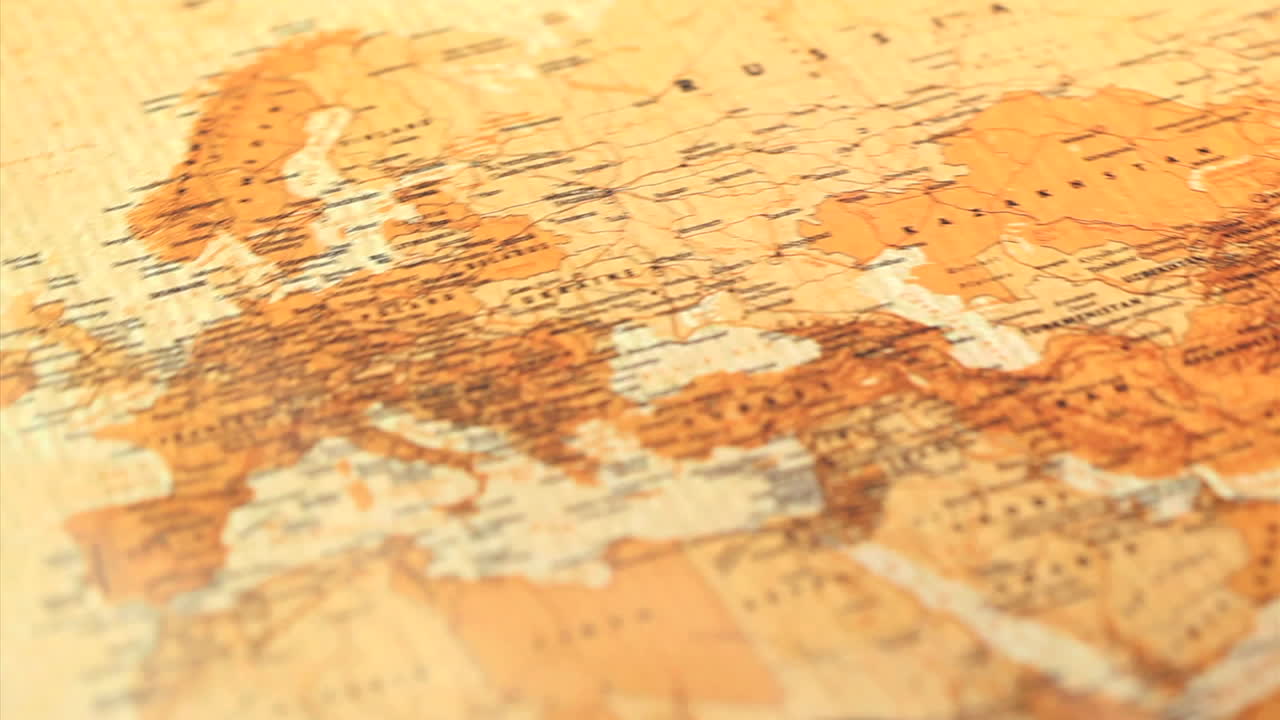 mapa del mundo y una brújula giratoria