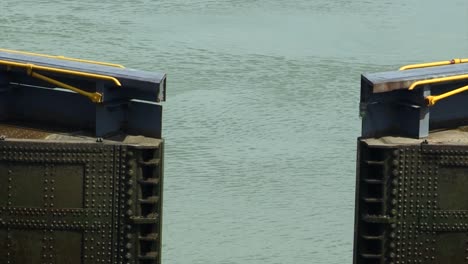 Close-up-of-the-hydraulic-gates-of-Miraflores-locks-chamber-slowly-opening