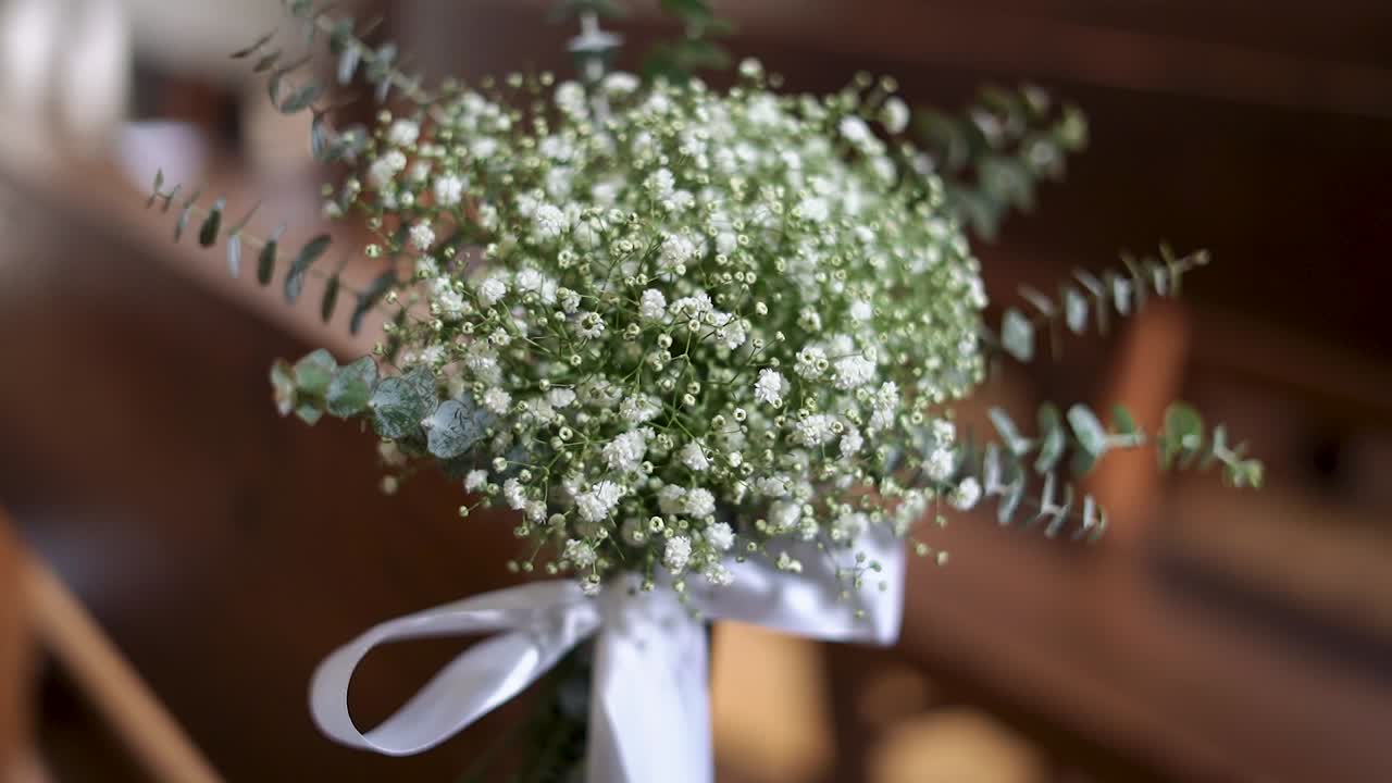 Kredsende bevægelse af bryllupsbuket med hvide blomster, kirkebænkdekoration, nærbillede