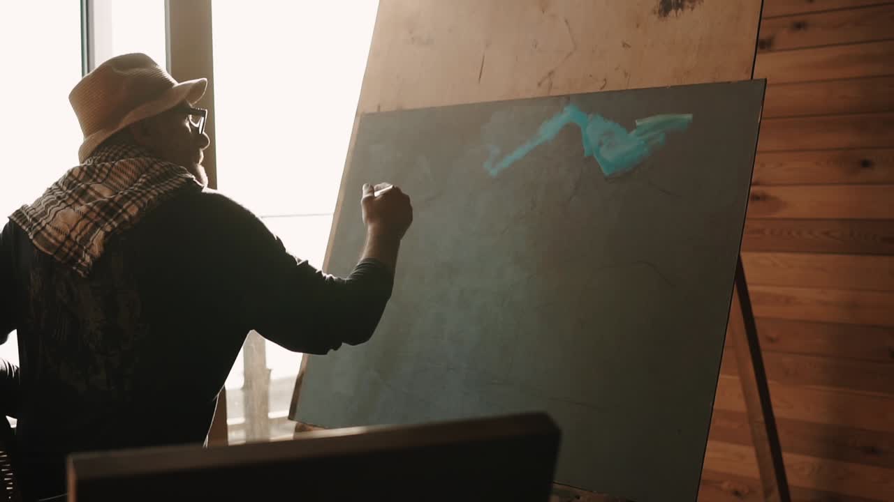 artista pintando en un estudio