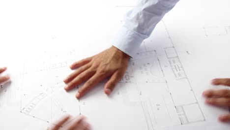 las manos del arquitecto chequeando el proyecto
