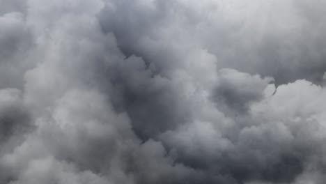 tormenta en el cielo con espesas nubes blancas