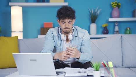 El-Estudiante-Que-Tiene-Dinero-En-La-Mano-Está-Haciendo-Cálculos.