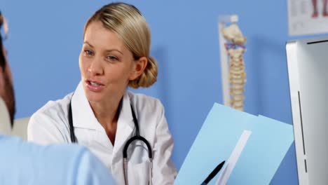 Physiotherapist-discussing-report-with-patient