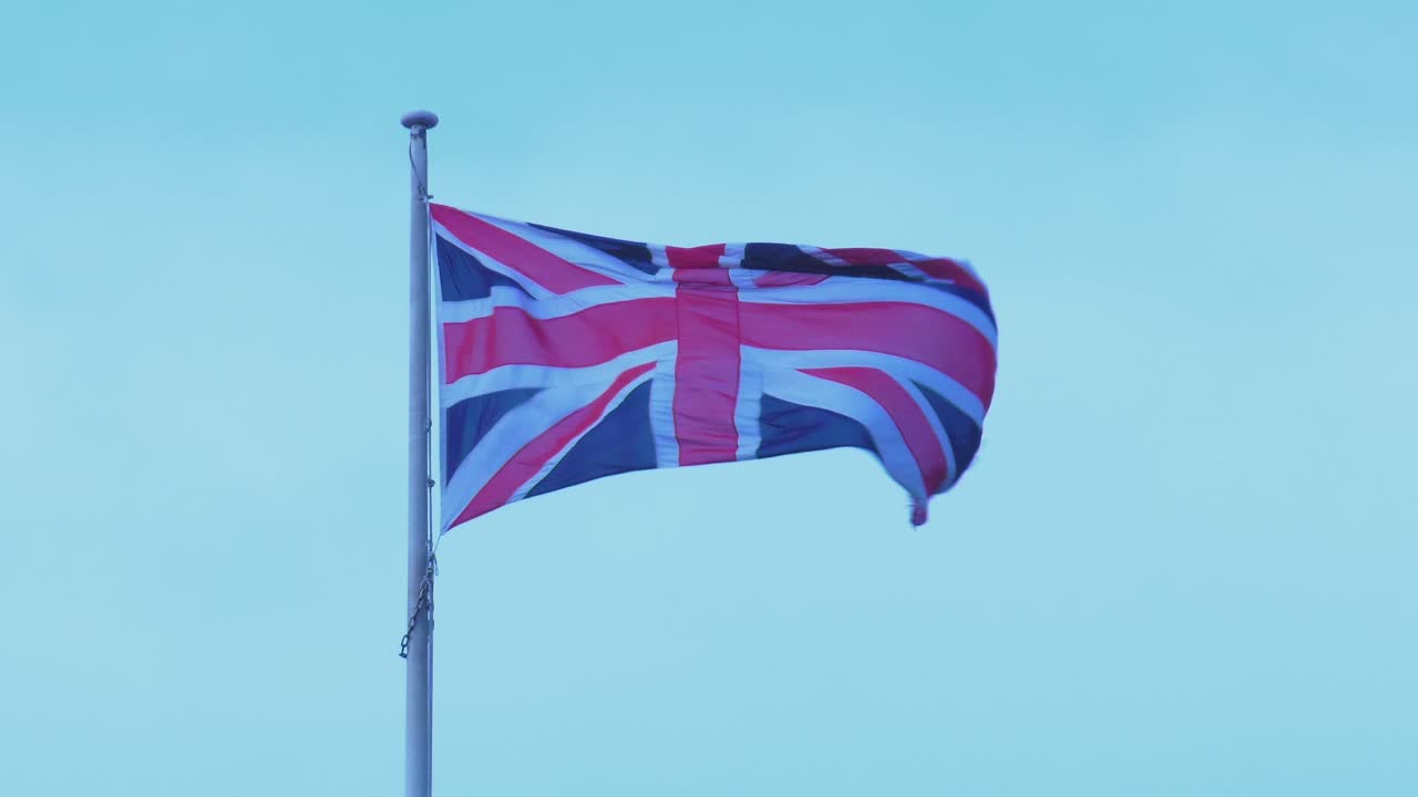 primer plano de la bandera de la unión jack ondeando en el viento - bandera británica contra el cielo azul claro 4k