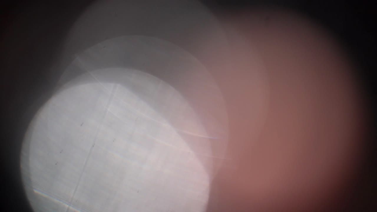 Abstrakte Lichtlecks und Lens Flares auf dunklem Hintergrund