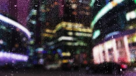ciudad nocturna a través de vidrio húmedo