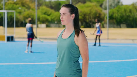 retrato de un jugador de hockey sosteniendo un palo