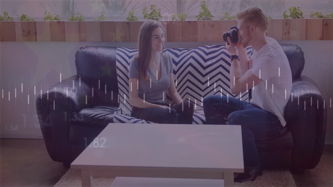 animación del ritmo cardíaco, líneas y números cambiantes, hombre caucásico haciendo clic en la imagen de su pareja