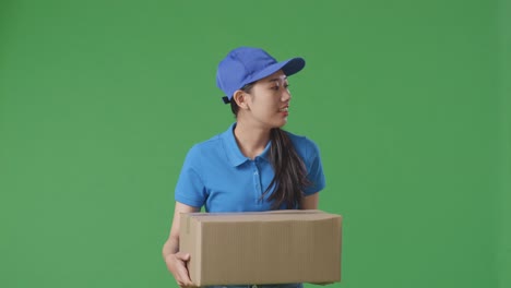 패키지를 들고 있는 배달자