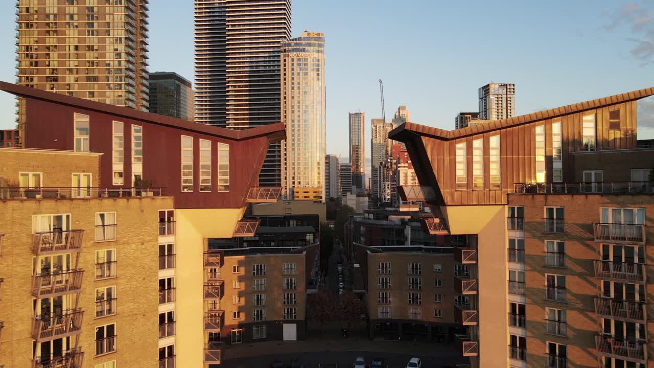 황금빛 일몰 동안 조명 고급 아파트 블록과 템즈 강 해안