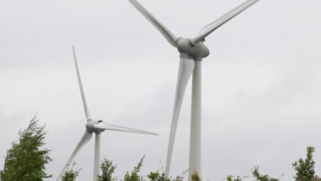 las turbinas eólicas que giran en dunkeld, escocia