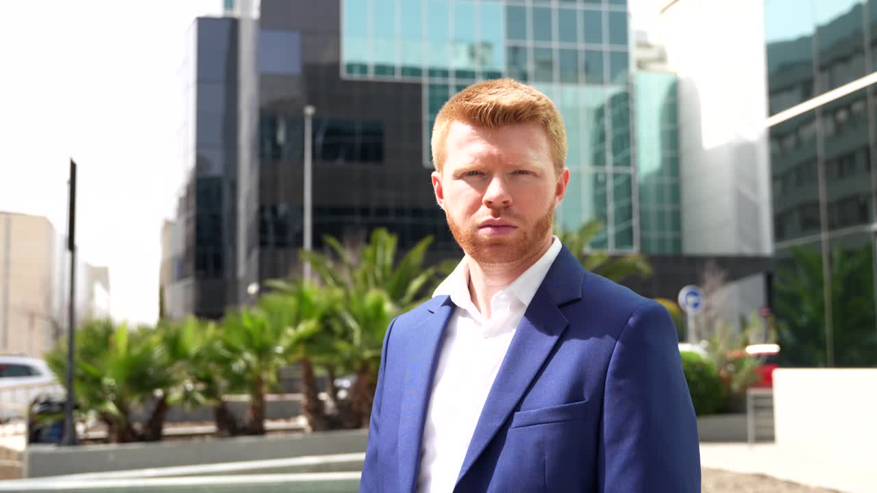 Imprenditore professionista in un contesto urbano