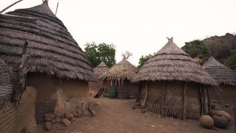 Vista-Panorámica-Del-Pueblo-Rural-Tradicional-En-Senegal-Con-Casas-De-Arcilla-Cubiertas-Con-Hojas-De-Palma