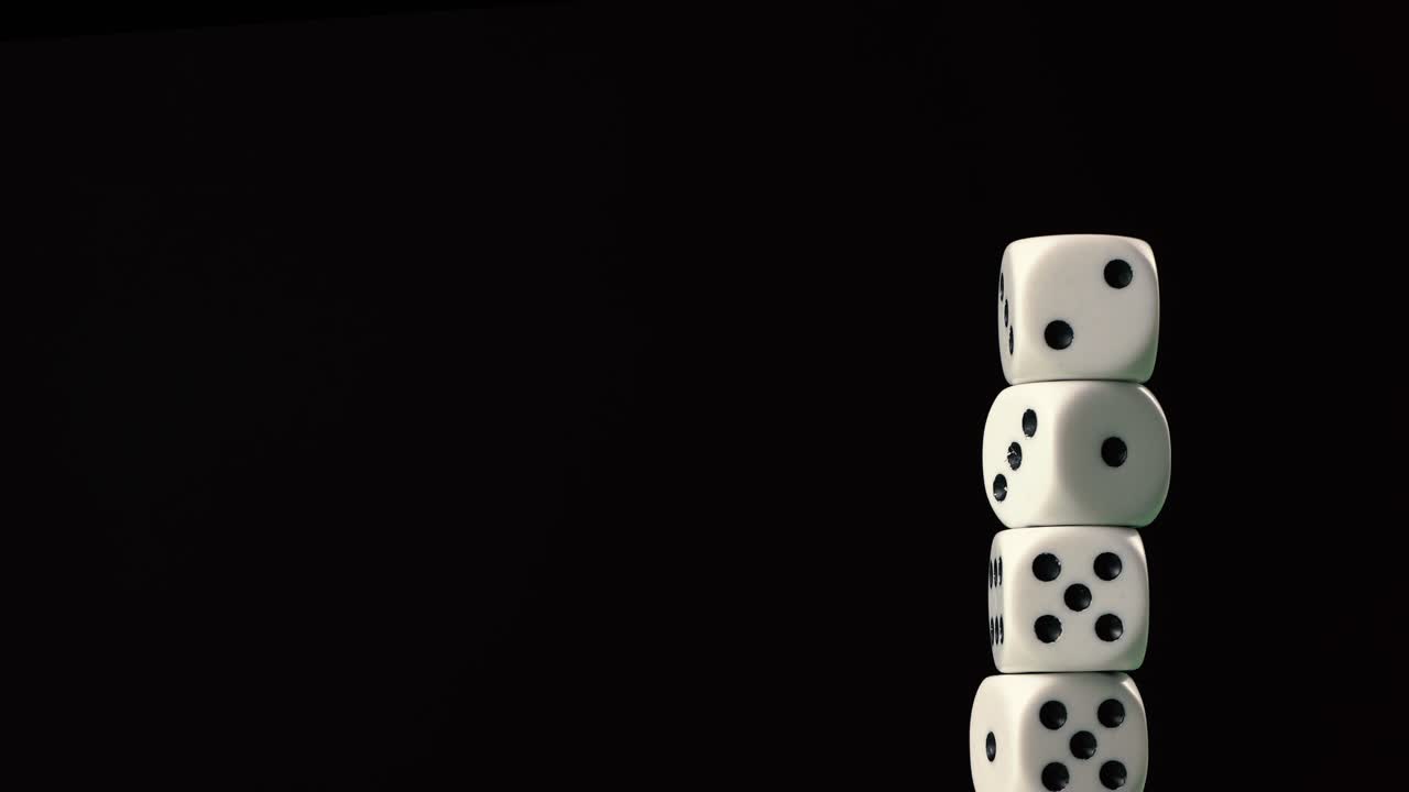 apilando cuidadosamente los últimos dados de una pila de dados