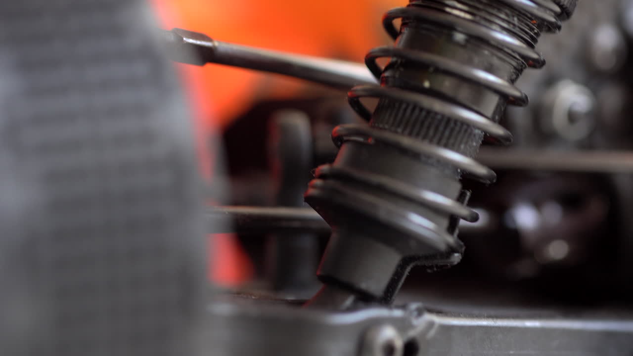 resorte negro con un amortiguador de coche durante el trabajo macro shot