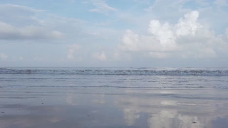 Natürliches-Meereswellenwasser-In-Zeitlupe-Mit-Schaum-Am-Weißen-Sandstrand,-Sommerstrandmeerblick-1