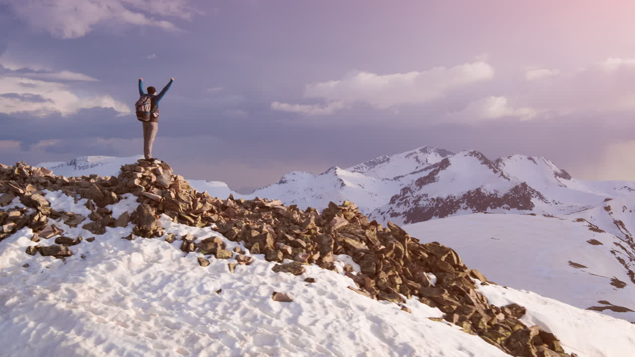 excursionista en la cumbre de la montaña