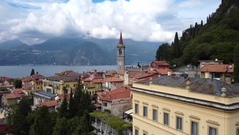 Vista-Aérea-De-Hoteles-E-Iglesias-En-Un-Pequeño-Pueblo-En-El-Lago-De-Como,-Italia