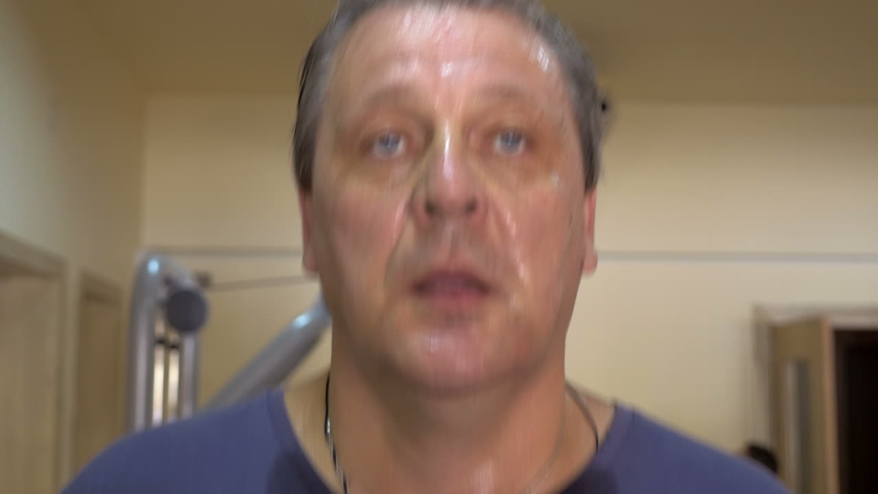 피곤하고 트레드밀에서 이 나고