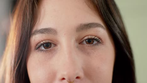 retrato en primer plano de ojos marrones de una feliz mujer caucásica en una peluquería sonriendo, en cámara lenta.