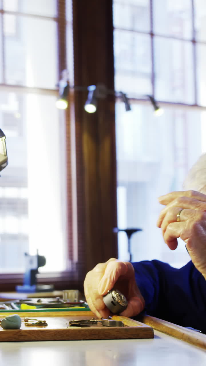 relojero reparando un reloj
