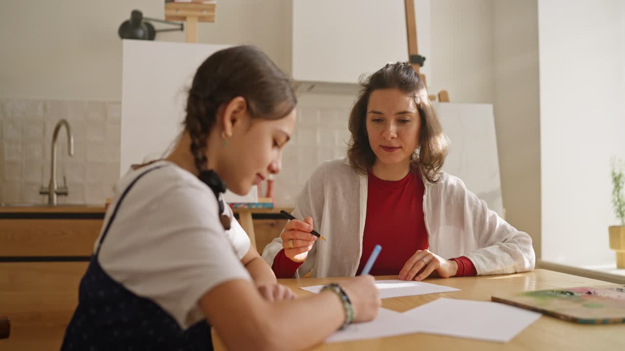 madre e hija dibujando juntos