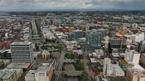 Portland-Oregon-Antena-V106-Drone-Sobrevuelo-En-El-Centro-A-Lo-Largo-De-La-Ruta-Interestatal-405-Hacia-El-Distrito-De-La-Perla-Capturando-El-Paisaje-Urbano-Urbano-Y-El-Tráfico-De-Carreteras---Filmado-Con-Cine-Mavic-3---Agosto-De-2022