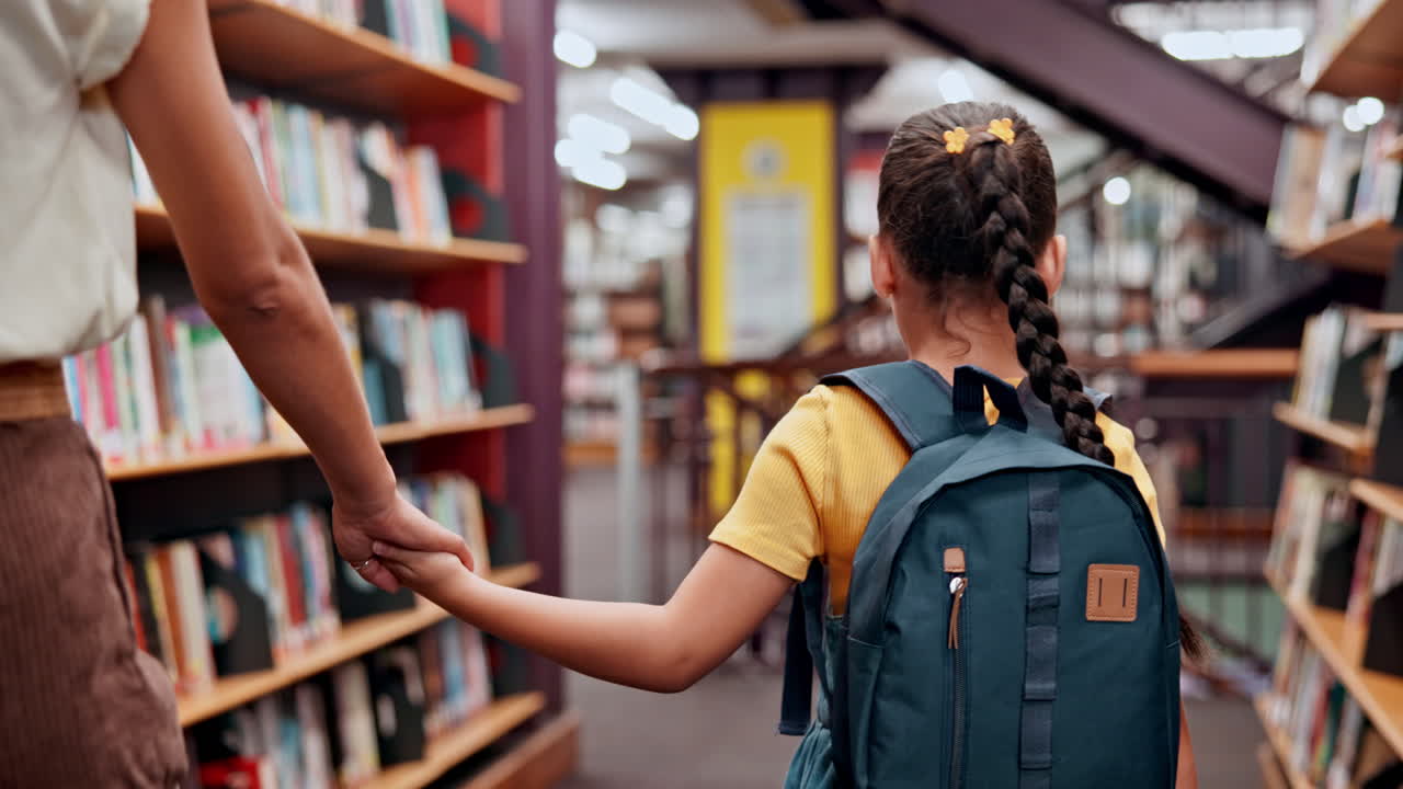 madre e hija en la biblioteca