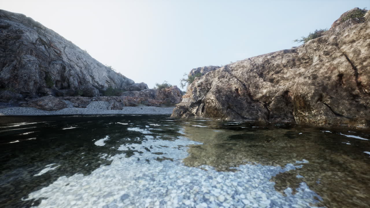 скалистый пляж с чистой голубой водой