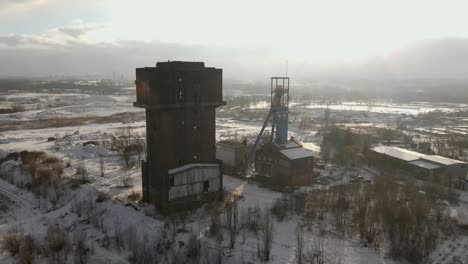 Verlassenes,-Heruntergekommenes-Kohlebergwerk,-Historische-Industriegebäude-In-Der-Stadt-Bytom