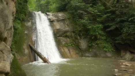 amplia toma en cámara lenta de la cascada de pruncea de tamaño mediano, rumania