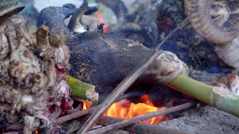 la cabeza de cabra se quema en una estufa llena de fuego